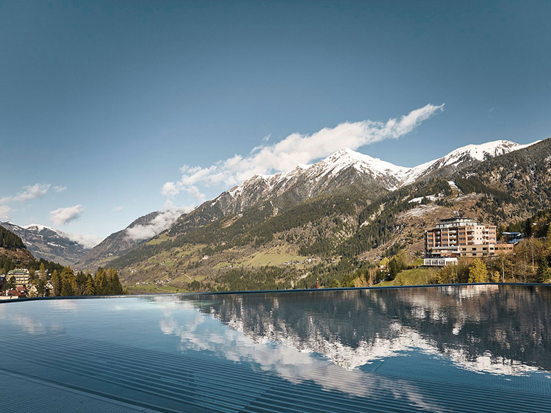 Stilvoll entspannen in alpinem Design: Das Urban Nature Bad Gastein – Badeschloss verbindet historisches Ambiente mit modernem Spa-Gefühl.